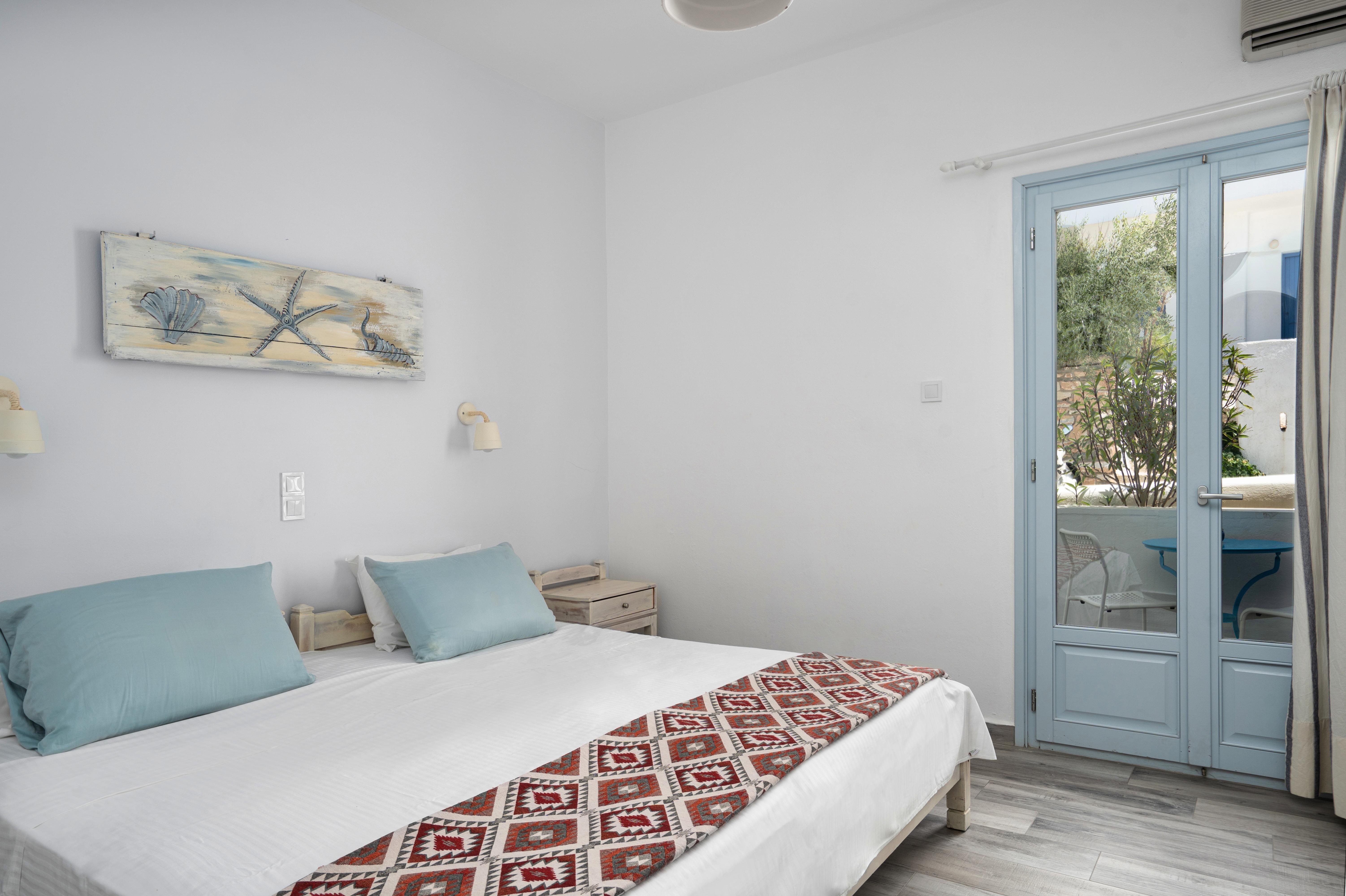Hotel Iris Науса Екстериор снимка