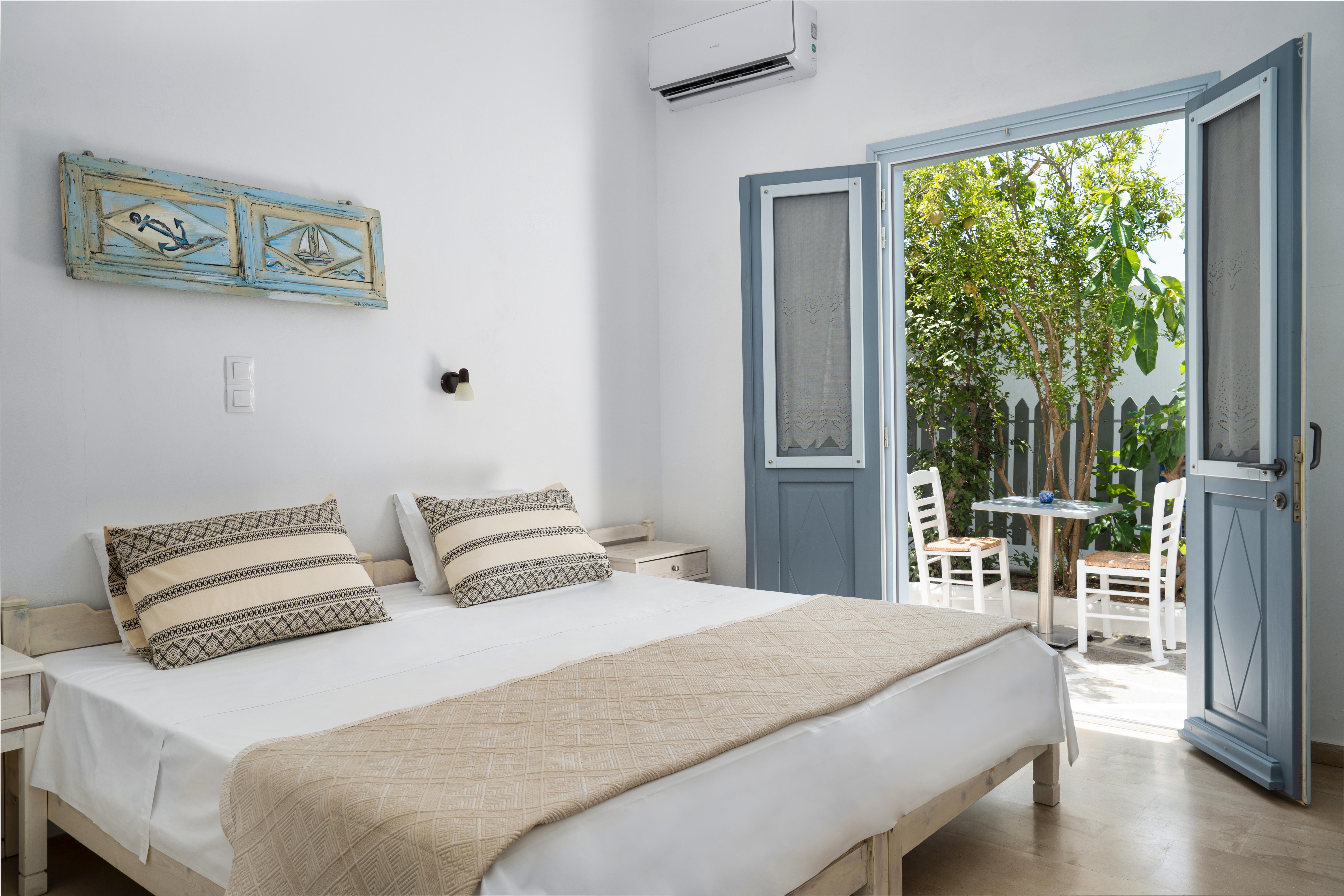 Hotel Iris Науса Екстериор снимка