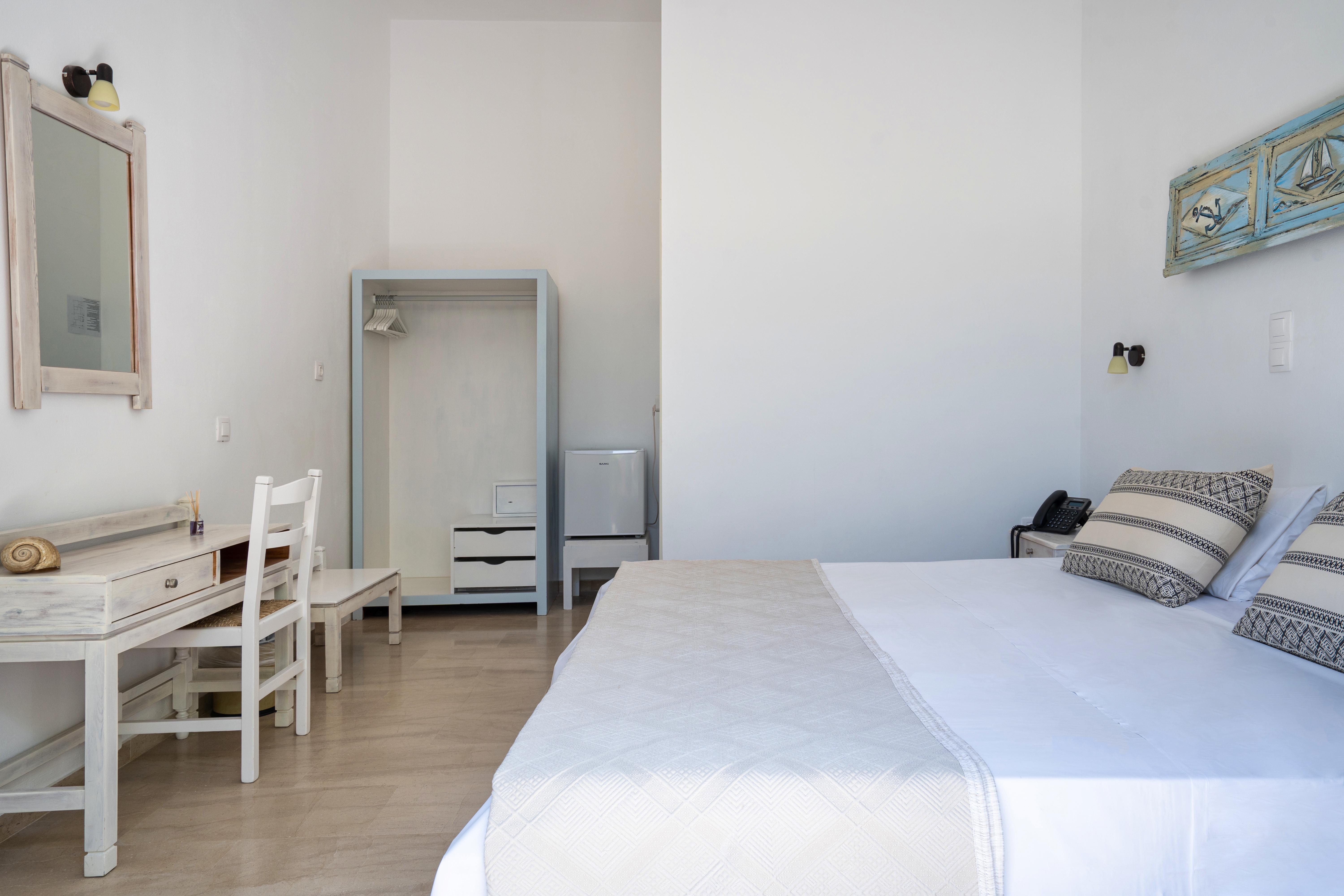 Hotel Iris Науса Екстериор снимка